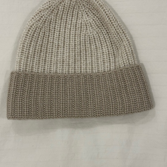 BNWT CHANEL BEIGE KNIT BEANIE - Picture 4 of 6